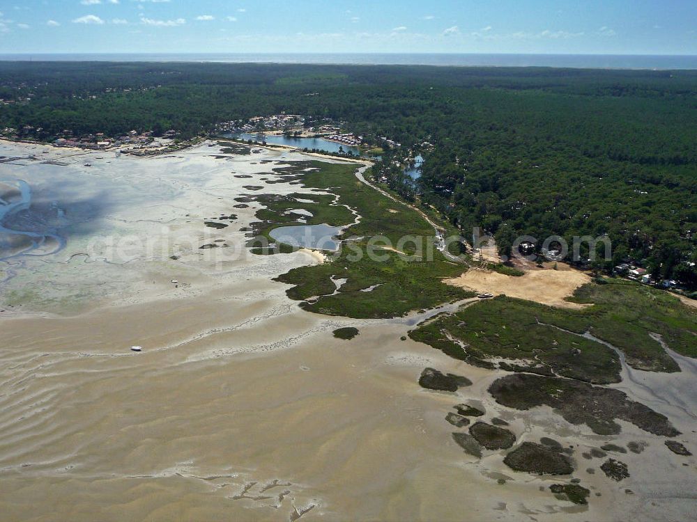 Aerial photograph Claouey - Blick auf den Strand am Airotel-Campingplatz bei Claouey am Becken von Arcachon bei Ebbe. Die Stadt liegt auf der Halbinsel Cap Ferret. View of the beach at the Airotel campsite near Claouey at the Bay of Arcachon at low tide. The city is located on the peninsula of Cap Ferret.