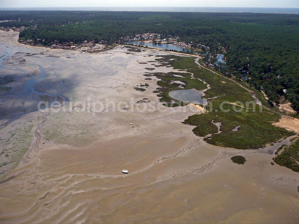 Claouey from the bird's eye view: Blick auf den Strand am Airotel-Campingplatz bei Claouey am Becken von Arcachon bei Ebbe. Die Stadt liegt auf der Halbinsel Cap Ferret. View of the beach at the Airotel campsite near Claouey at the Bay of Arcachon at low tide. The city is located on the peninsula of Cap Ferret.