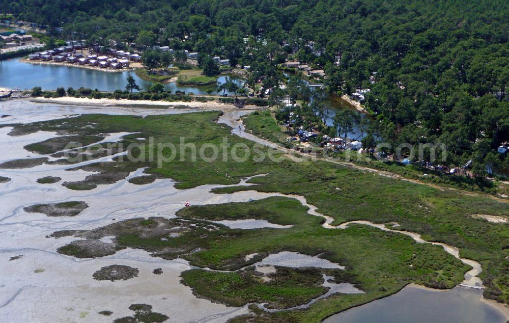 Claouey from above - Blick auf den Strand am Airotel-Campingplatz bei Claouey am Becken von Arcachon bei Ebbe. Die Stadt liegt auf der Halbinsel Cap Ferret. View of the beach at the Airotel campsite near Claouey at the Bay of Arcachon at low tide. The city is located on the peninsula of Cap Ferret.