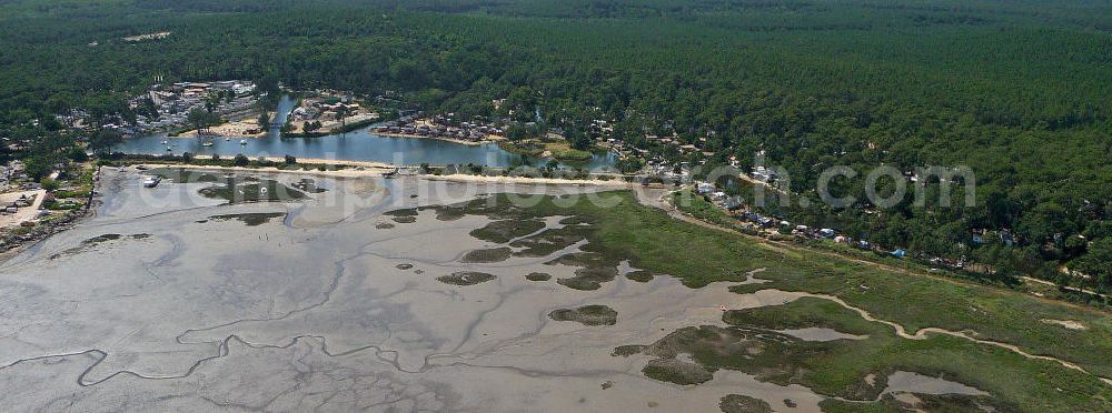 Claouey from the bird's eye view: Blick auf den Strand am Airotel-Campingplatz bei Claouey am Becken von Arcachon bei Ebbe. Die Stadt liegt auf der Halbinsel Cap Ferret. View of the beach at the Airotel campsite near Claouey at the Bay of Arcachon at low tide. The city is located on the peninsula of Cap Ferret.