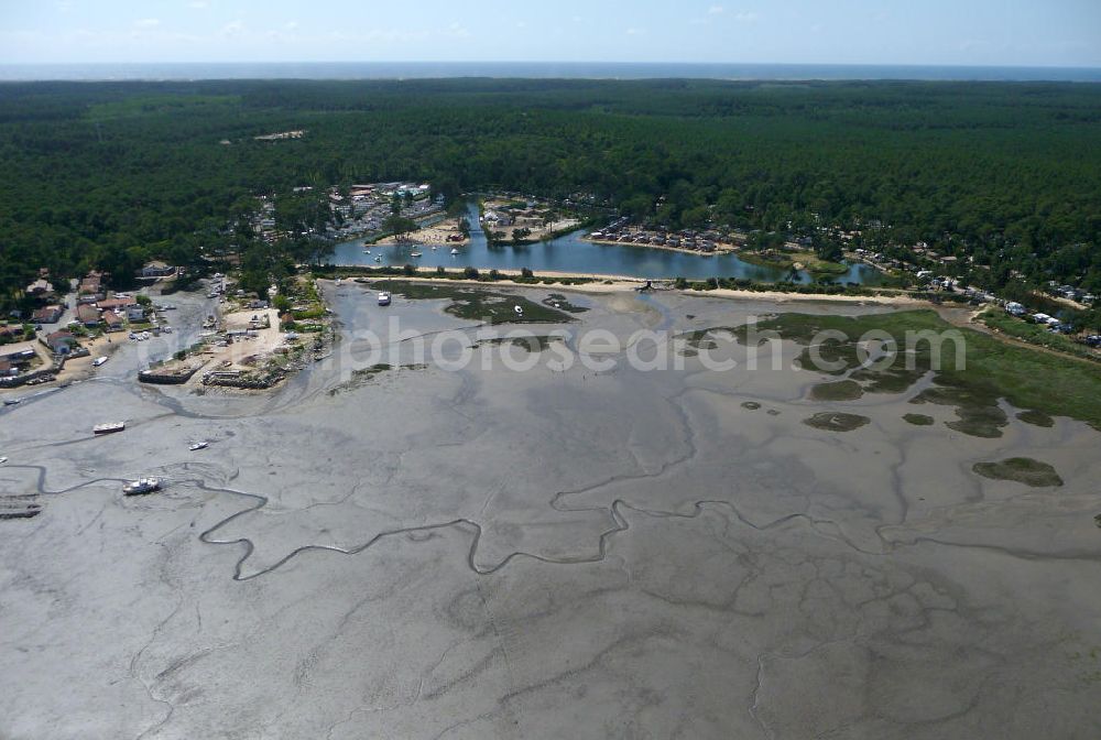 Aerial image Claouey - Blick auf den Strand am Airotel-Campingplatz bei Claouey am Becken von Arcachon bei Ebbe. Die Stadt liegt auf der Halbinsel Cap Ferret. View of the beach at the Airotel campsite near Claouey at the Bay of Arcachon at low tide. The city is located on the peninsula of Cap Ferret.