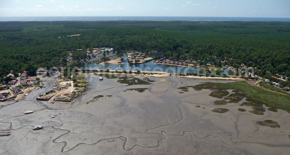 Aerial photograph Claouey - Blick auf den Strand am Airotel-Campingplatz bei Claouey am Becken von Arcachon bei Ebbe. Die Stadt liegt auf der Halbinsel Cap Ferret. View of the beach at the Airotel campsite near Claouey at the Bay of Arcachon at low tide. The city is located on the peninsula of Cap Ferret.