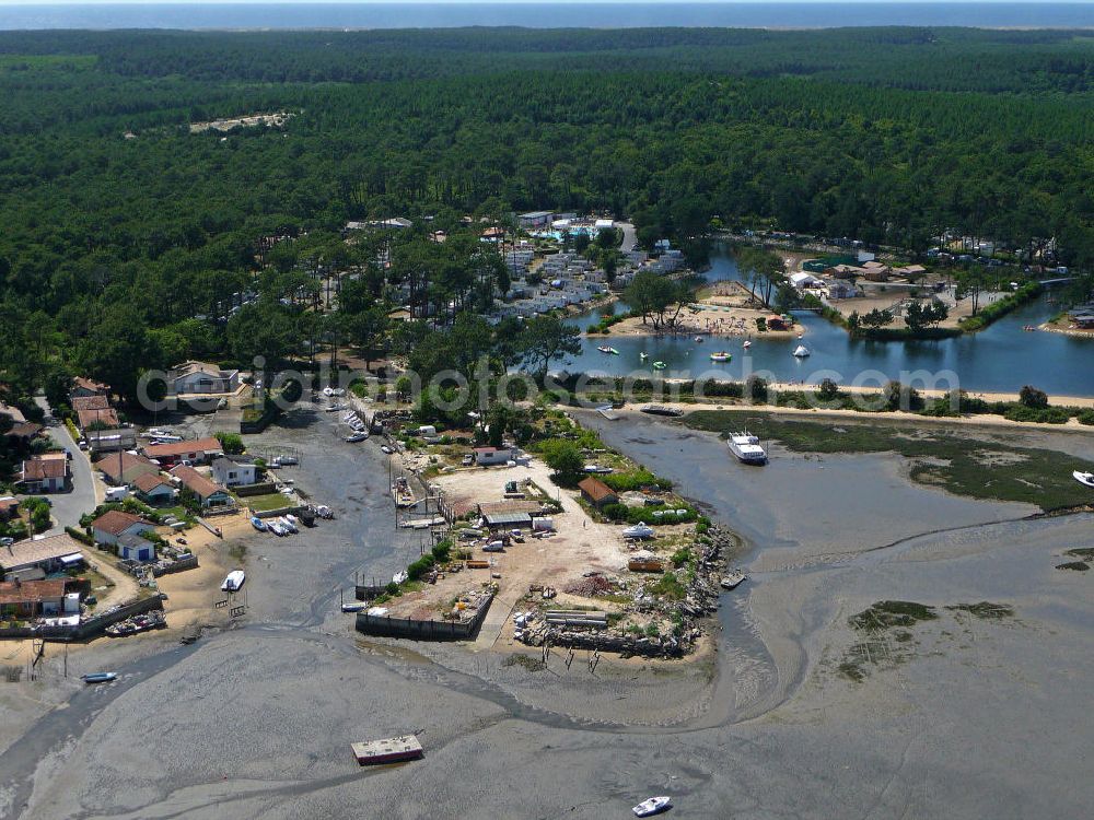 Claouey from above - Blick auf den Strand am Airotel-Campingplatz bei Claouey am Becken von Arcachon bei Ebbe. Die Stadt liegt auf der Halbinsel Cap Ferret. View of the beach at the Airotel campsite near Claouey at the Bay of Arcachon at low tide. The city is located on the peninsula of Cap Ferret.