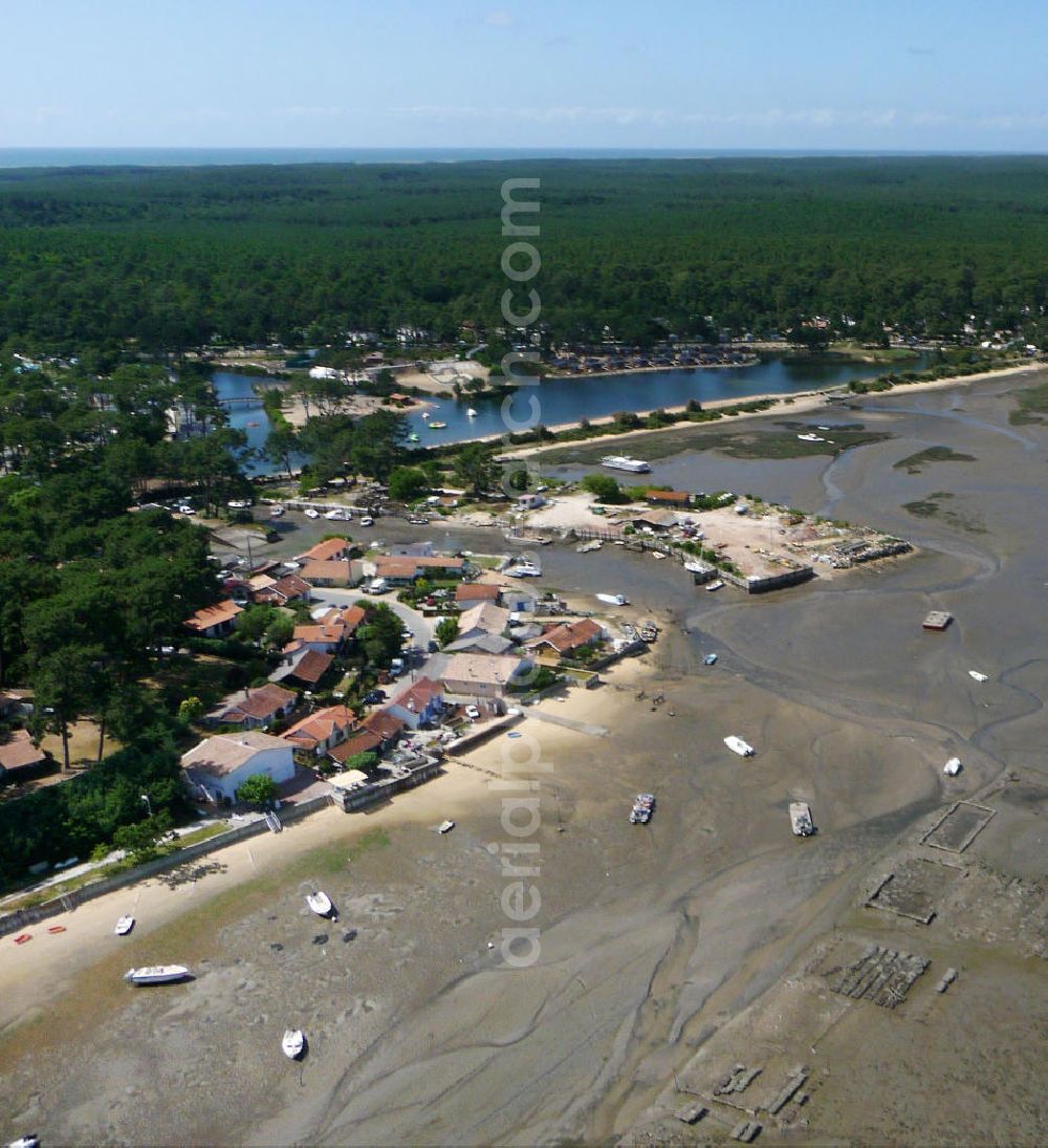 Aerial image Claouey - Blick auf den Strand am Airotel-Campingplatz bei Claouey am Becken von Arcachon bei Ebbe. Die Stadt liegt auf der Halbinsel Cap Ferret. View of the beach at the Airotel campsite near Claouey at the Bay of Arcachon at low tide. The city is located on the peninsula of Cap Ferret.