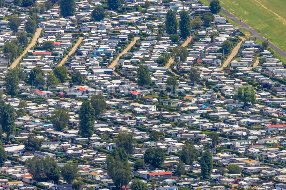 Wesel from the bird's eye view: Camping with caravans and tents on Rhone river in Wesel in the state North Rhine-Westphalia, Germany