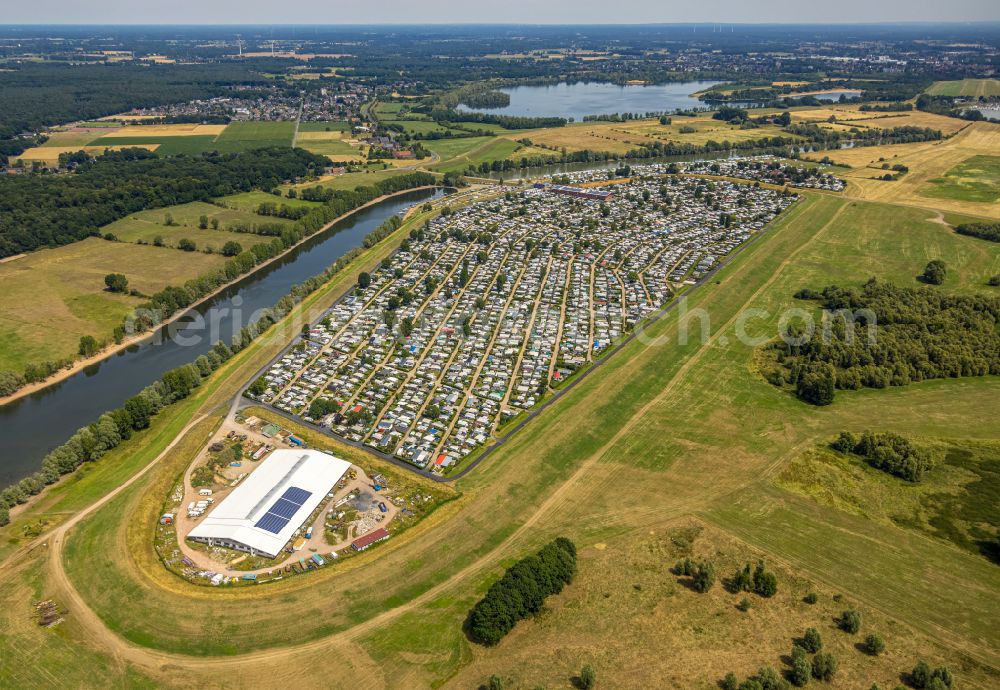 Aerial photograph Wesel - Camping with caravans and tents on Rhone river in Wesel in the state North Rhine-Westphalia, Germany