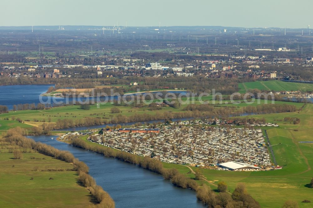 Wesel from the bird's eye view: Camping with caravans and tents on Rhone river in Wesel in the state North Rhine-Westphalia, Germany