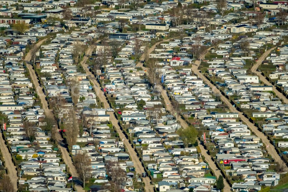 Aerial photograph Wesel - Camping with caravans and tents on Rhone river in Wesel in the state North Rhine-Westphalia, Germany