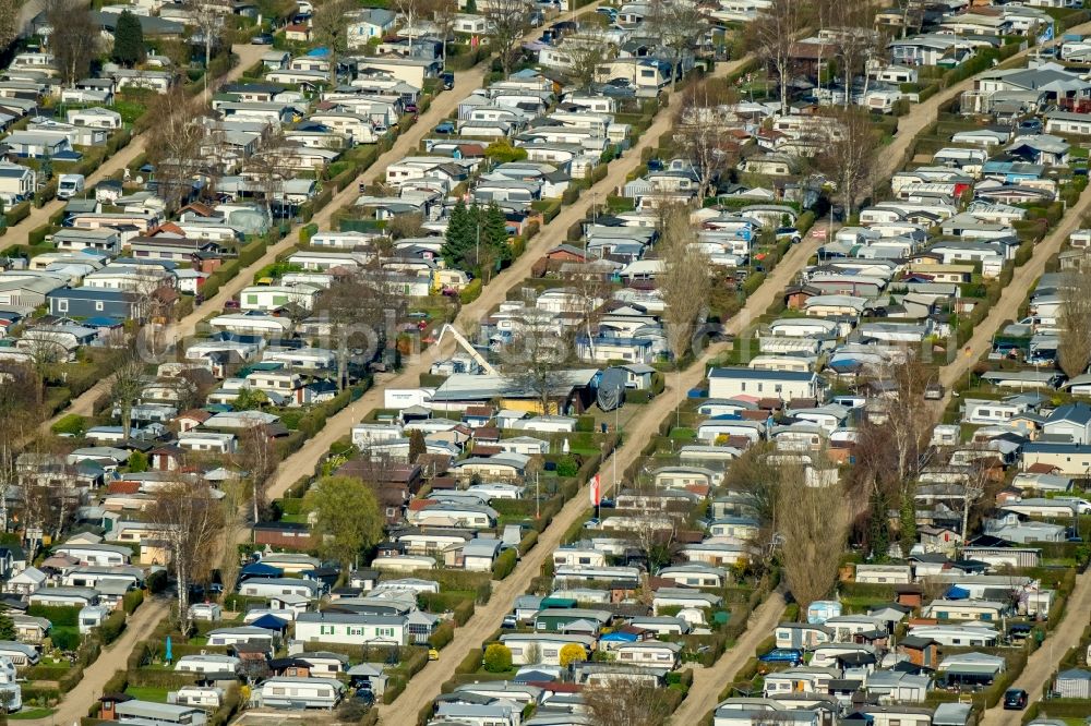 Wesel from the bird's eye view: Camping with caravans and tents on Rhone river in Wesel in the state North Rhine-Westphalia, Germany