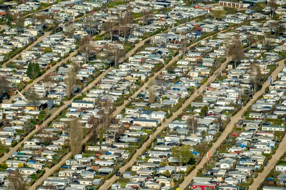 Wesel from the bird's eye view: Camping with caravans and tents on Rhone river in Wesel in the state North Rhine-Westphalia, Germany