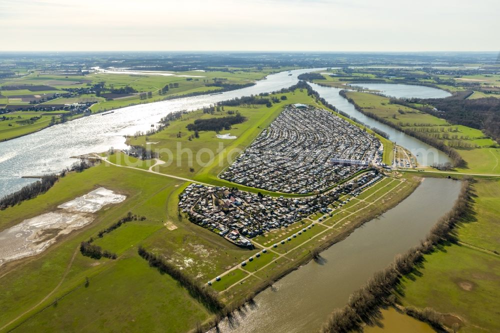 Aerial photograph Wesel - Camping with caravans and tents on Rhone river in Wesel in the state North Rhine-Westphalia, Germany