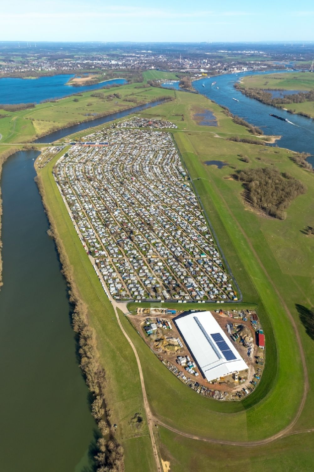 Wesel from the bird's eye view: Camping with caravans and tents on Rhone river in Wesel in the state North Rhine-Westphalia, Germany