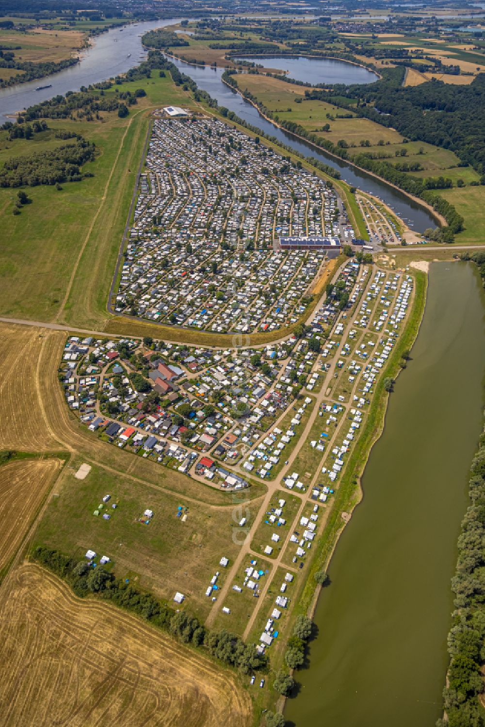 Aerial photograph Wesel - Camping with caravans and tents on Rhone river in Wesel in the state North Rhine-Westphalia, Germany