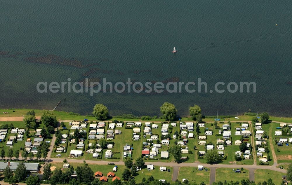 Kelbra (Kyffhäuser) from above - On the south shore of the reservoir at Kelbra in the state of Saxony-Anhalt is the camping Seecamping Kelbra. Many campers and camping trailers are on the shore of the lake. The campground is part of the leisure and recreation facility at the dam at Kelbra. Especially popular is the area for water sports