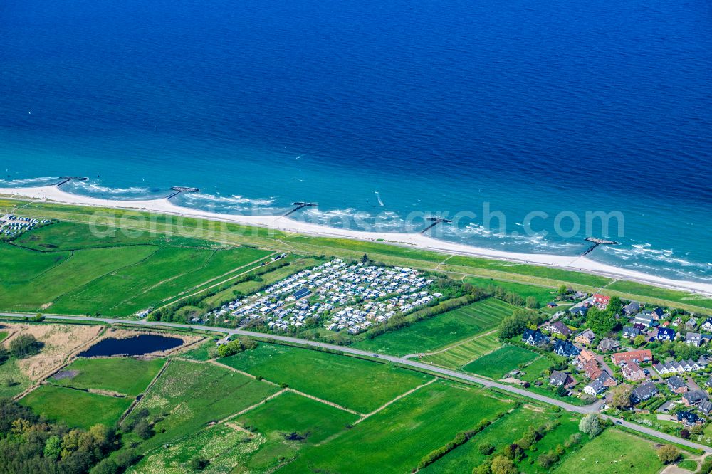 Schönberg from the bird's eye view: Campsite with caravans and tents in the coastal area Campingplatz Hasselkrug oHG on street Promenade in Schoenberg in the state Schleswig-Holstein, Germany