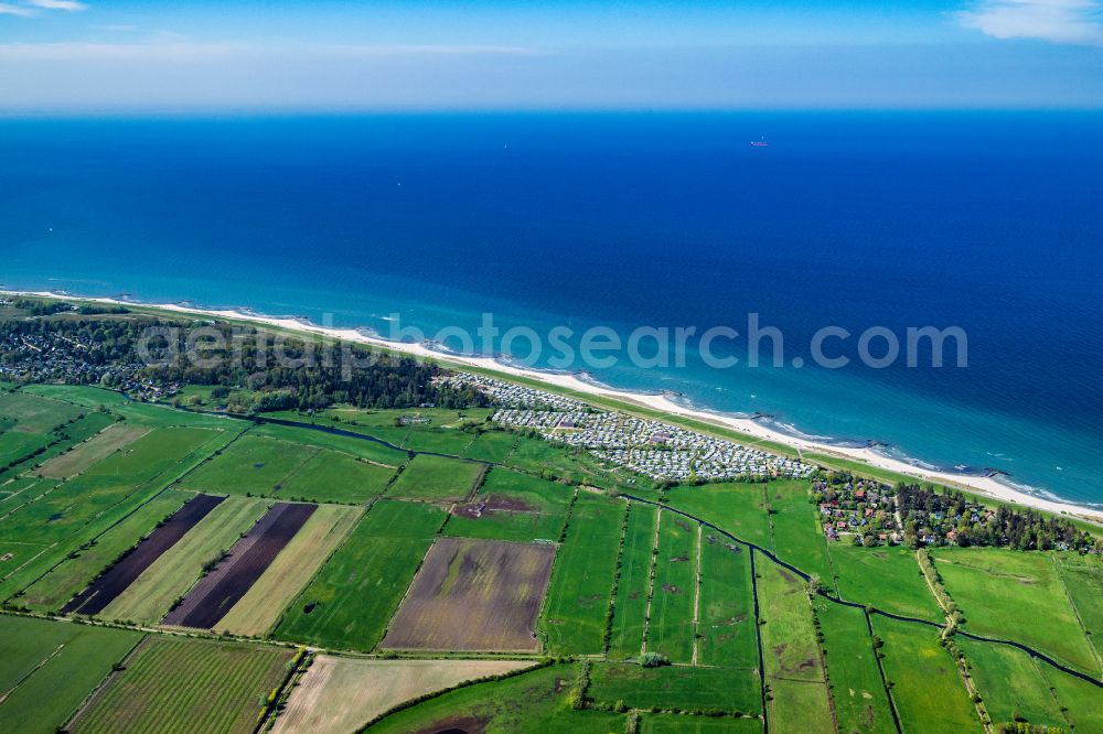 Wisch from the bird's eye view: Campsite with caravans and tents in the coastal area Campingplatz Heidkoppel in Wisch in the state Schleswig-Holstein, Germany