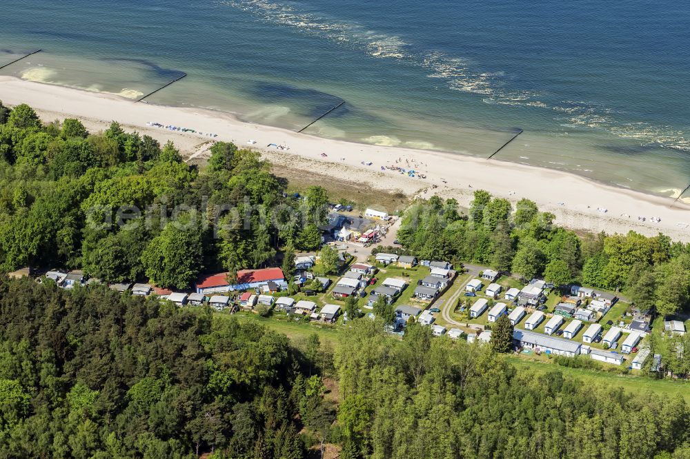 Aerial photograph Ückeritz - Campsite with caravans and tents in the coastal area of Baltic Sea in Ueckeritz in the state Mecklenburg - Western Pomerania, Germany