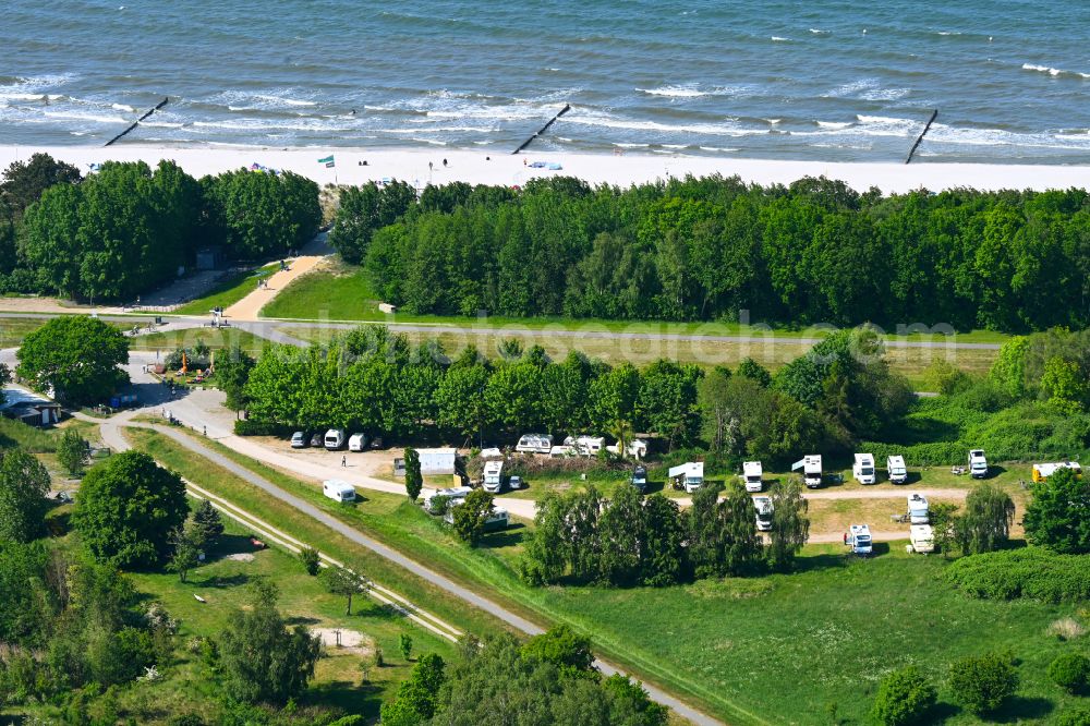 Zingst from the bird's eye view: Campsite with caravans in the coastal area of Baltic Sea on street Am Sportstrand Ubergang in the district Straminke in Zingst in the state Mecklenburg - Western Pomerania, Germany