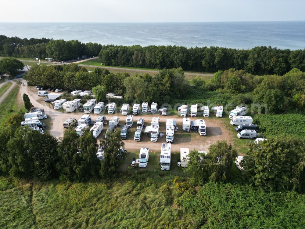 Aerial image Zingst - Campsite with caravans in the coastal area of Baltic Sea on street Am Sportstrand Ubergang in the district Straminke in Zingst in the state Mecklenburg - Western Pomerania, Germany