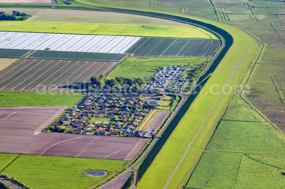 Aerial photograph Wesselburenerkoog - Campsite with caravans and tents in the coastal area Wesselbuerenerkoog in Wesselburenerkoog in the state Schleswig-Holstein, Germany