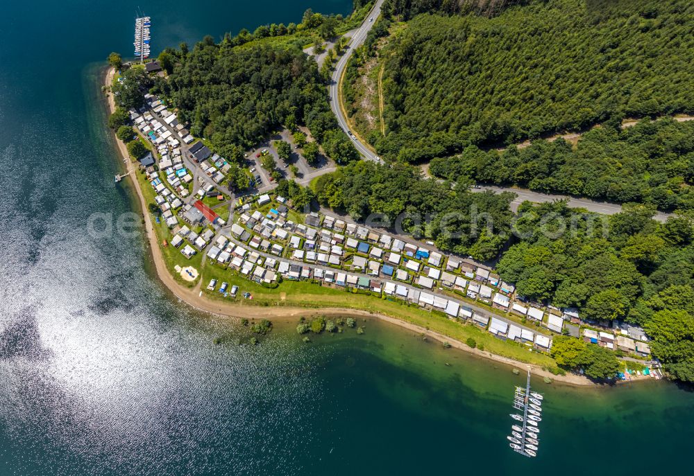 Aerial photograph Sundern (Sauerland) - campsite Nordic Ferienpark with caravans and tents on the lake shore of Sorpesee in Sundern (Sauerland) at Sauerland in the state North Rhine-Westphalia, Germany