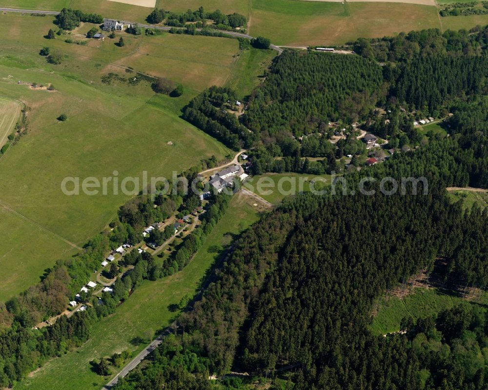 Aerial photograph Sensweiler - Camping site Oberes Idartal in Sensweiler in the state of Rhineland-Palatinate. The borough and municipiality is an official spa resort and located in the county district of Birkenfeld, in the Hunsrueck region in the Upper Idar Valley. It is surrounded by agricultural land, meadows and forest. The camping facilities are located in the South of the village