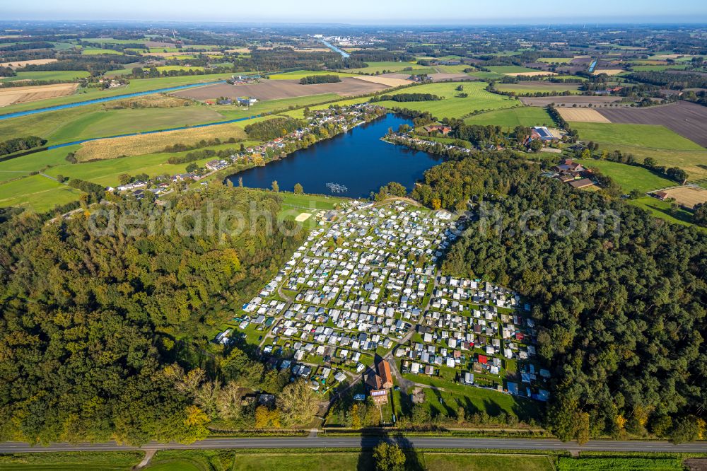 Ternsche from the bird's eye view: Campsite with caravans and tents Seepark Ternsche on the shore of Lake Ternscher See on the street Strandweg in Ternsche in the state North Rhine-Westphalia, Germany