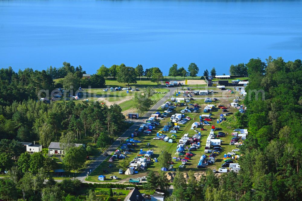 Bergwitz from the bird's eye view: Campsite with caravans and tents on the lake shore of Bergwitzsee on street Strandweg in Bergwitz in the state Saxony-Anhalt, Germany