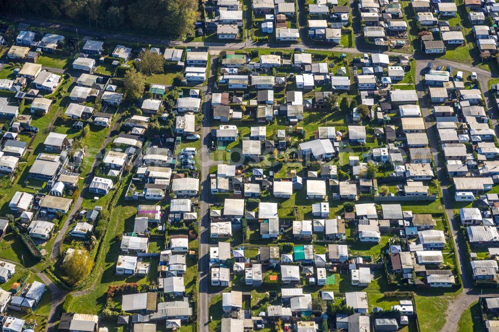 Aerial image Ternsche - Campsite with caravans and tents on the lake shore Temscher See on street Strandweg in Ternsche in the state North Rhine-Westphalia, Germany