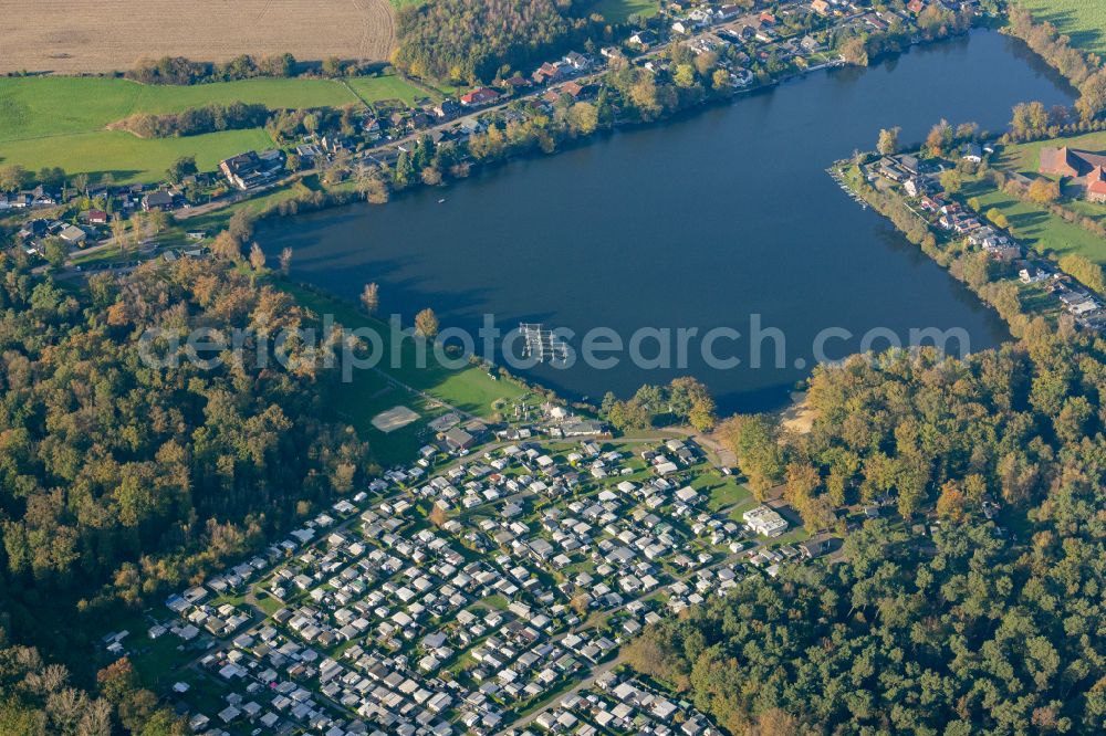 Aerial photograph Ternsche - Campsite with caravans and tents on the lake shore Temscher See on street Strandweg in Ternsche in the state North Rhine-Westphalia, Germany