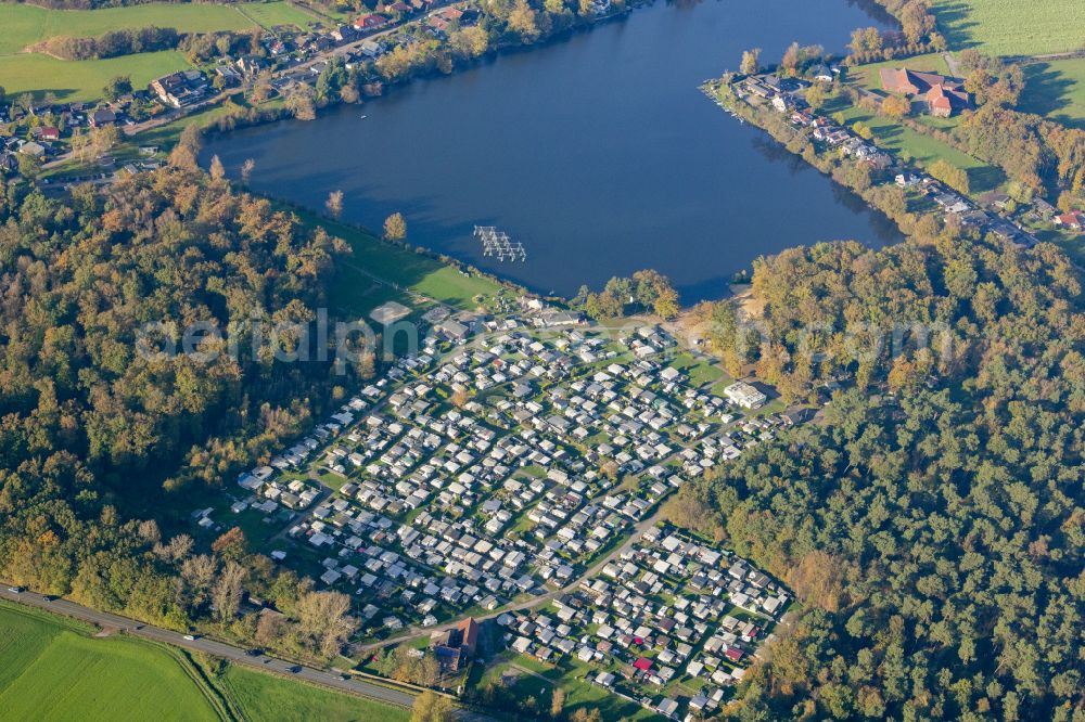 Ternsche from above - Campsite with caravans and tents on the lake shore Temscher See on street Strandweg in Ternsche in the state North Rhine-Westphalia, Germany