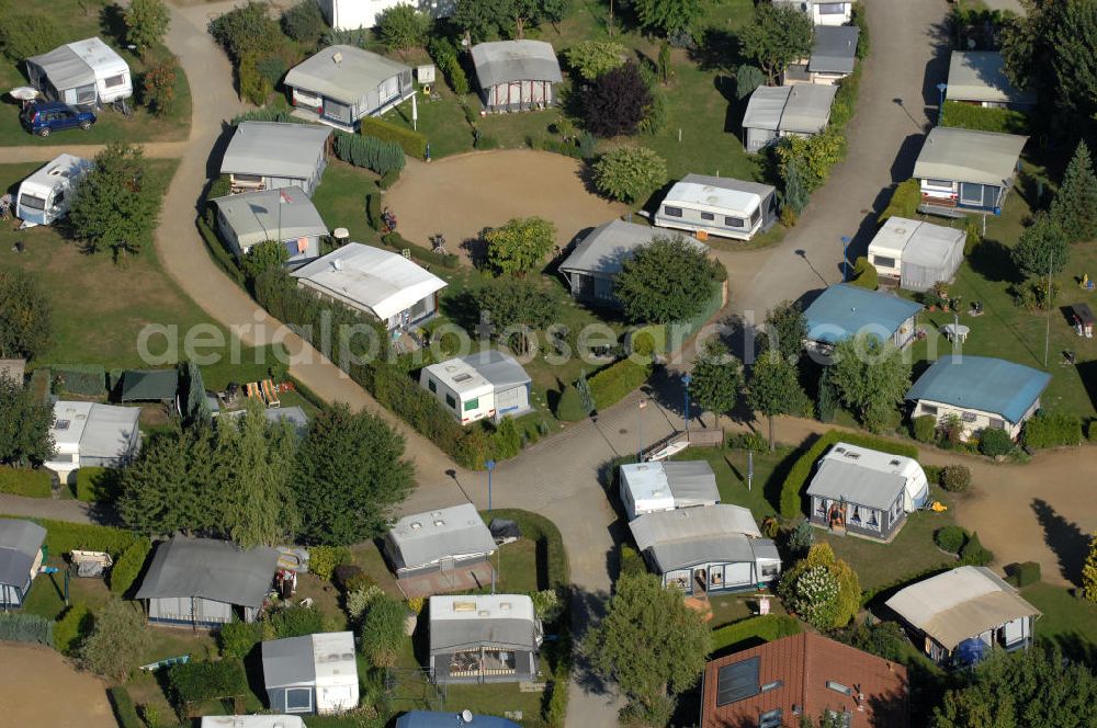 Aerial photograph Senftenberg - Blick auf den Komfortcampingplatz Senftenberger See im Ortsteil Niemtsch von Senftenberg. Senftenberg liegt im Süden Brandenburgs in der Niederlausitz und ist die Kreisstadt im Landkreis Oberspreewald-Lausitz. Der Senftenberger See gehört zum Lausitzer Seenland und war bis Ende des 20. Jahrhunderts mit einer Fläche von 1300 Hektar der größte künstlich angelegte See Europas. Der Komfortcampingplatz liegt direkt am See und bietet neben einer parkähnlich gestalteten Anlage viele Wassersportaktivitäten und einen Segelhafen mit 120 Bootsliegeplätzen. Kontakt: Komfortcamping Senftenberger See, Tel. +49 035 736 615 43,