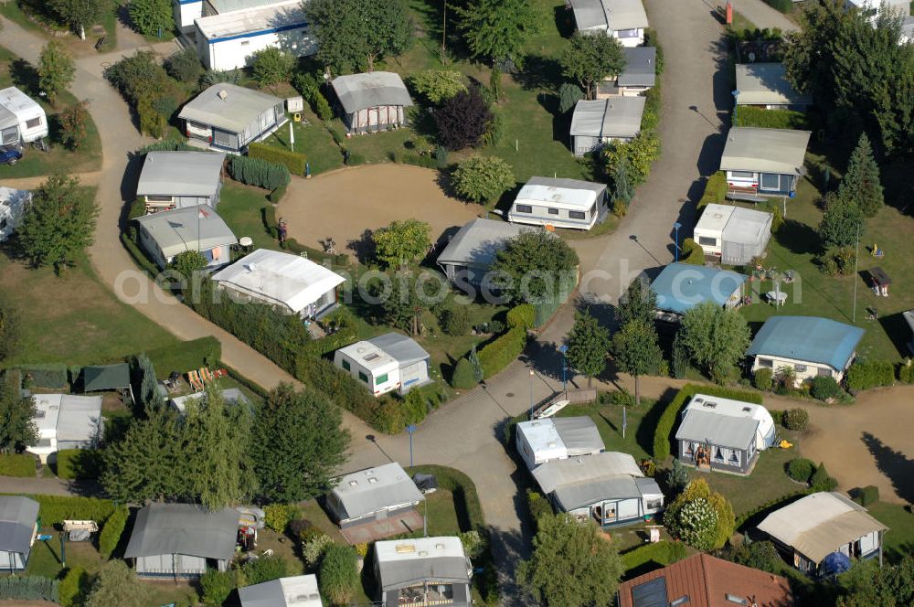 Senftenberg from above - Blick auf den Komfortcampingplatz Senftenberger See im Ortsteil Niemtsch von Senftenberg. Senftenberg liegt im Süden Brandenburgs in der Niederlausitz und ist die Kreisstadt im Landkreis Oberspreewald-Lausitz. Der Senftenberger See gehört zum Lausitzer Seenland und war bis Ende des 20. Jahrhunderts mit einer Fläche von 1300 Hektar der größte künstlich angelegte See Europas. Der Komfortcampingplatz liegt direkt am See und bietet neben einer parkähnlich gestalteten Anlage viele Wassersportaktivitäten und einen Segelhafen mit 120 Bootsliegeplätzen. Kontakt: Komfortcamping Senftenberger See, Tel. +49 035 736 615 43,