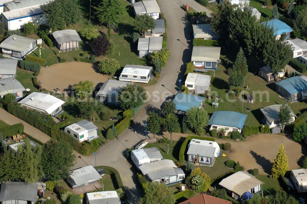 Senftenberg from the bird's eye view: Blick auf den Komfortcampingplatz Senftenberger See im Ortsteil Niemtsch von Senftenberg. Senftenberg liegt im Süden Brandenburgs in der Niederlausitz und ist die Kreisstadt im Landkreis Oberspreewald-Lausitz. Der Senftenberger See gehört zum Lausitzer Seenland und war bis Ende des 20. Jahrhunderts mit einer Fläche von 1300 Hektar der größte künstlich angelegte See Europas. Der Komfortcampingplatz liegt direkt am See und bietet neben einer parkähnlich gestalteten Anlage viele Wassersportaktivitäten und einen Segelhafen mit 120 Bootsliegeplätzen. Kontakt: Komfortcamping Senftenberger See, Tel. +49 035 736 615 43,