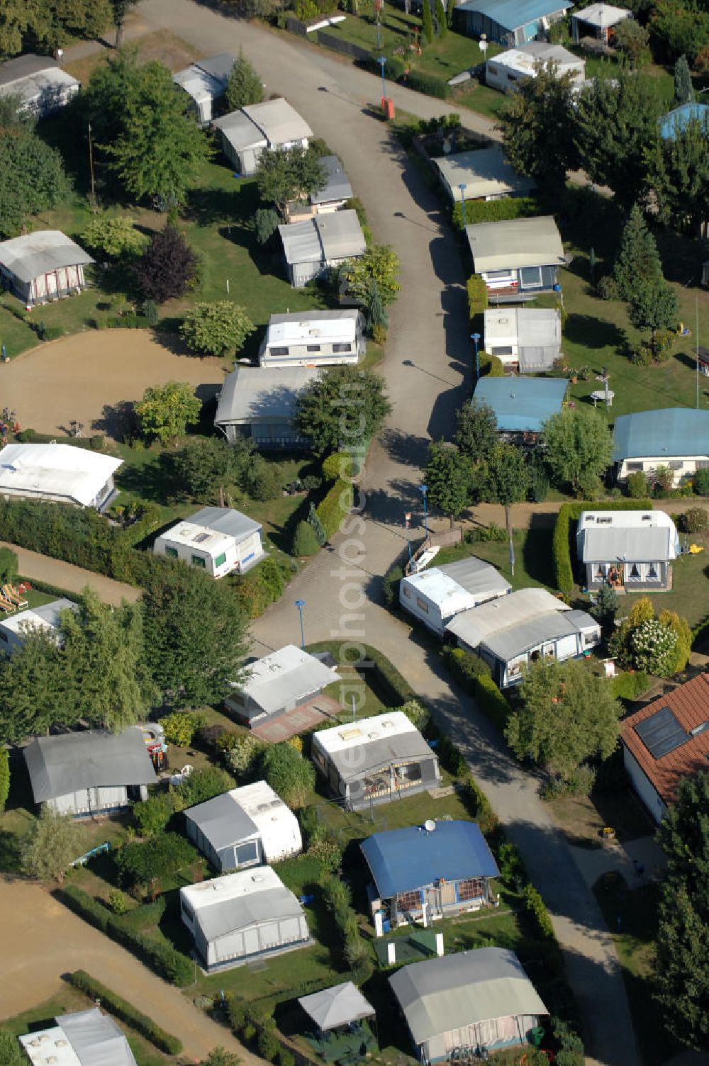 Aerial image Senftenberg - Blick auf den Komfortcampingplatz Senftenberger See im Ortsteil Niemtsch von Senftenberg. Senftenberg liegt im Süden Brandenburgs in der Niederlausitz und ist die Kreisstadt im Landkreis Oberspreewald-Lausitz. Der Senftenberger See gehört zum Lausitzer Seenland und war bis Ende des 20. Jahrhunderts mit einer Fläche von 1300 Hektar der größte künstlich angelegte See Europas. Der Komfortcampingplatz liegt direkt am See und bietet neben einer parkähnlich gestalteten Anlage viele Wassersportaktivitäten und einen Segelhafen mit 120 Bootsliegeplätzen. Kontakt: Komfortcamping Senftenberger See, Tel. +49 035 736 615 43,