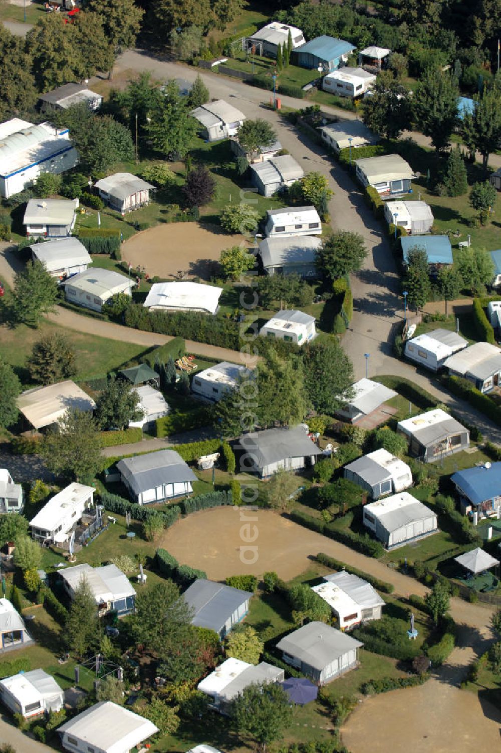 Aerial photograph Senftenberg - Blick auf den Komfortcampingplatz Senftenberger See im Ortsteil Niemtsch von Senftenberg. Senftenberg liegt im Süden Brandenburgs in der Niederlausitz und ist die Kreisstadt im Landkreis Oberspreewald-Lausitz. Der Senftenberger See gehört zum Lausitzer Seenland und war bis Ende des 20. Jahrhunderts mit einer Fläche von 1300 Hektar der größte künstlich angelegte See Europas. Der Komfortcampingplatz liegt direkt am See und bietet neben einer parkähnlich gestalteten Anlage viele Wassersportaktivitäten und einen Segelhafen mit 120 Bootsliegeplätzen. Kontakt: Komfortcamping Senftenberger See, Tel. +49 035 736 615 43,