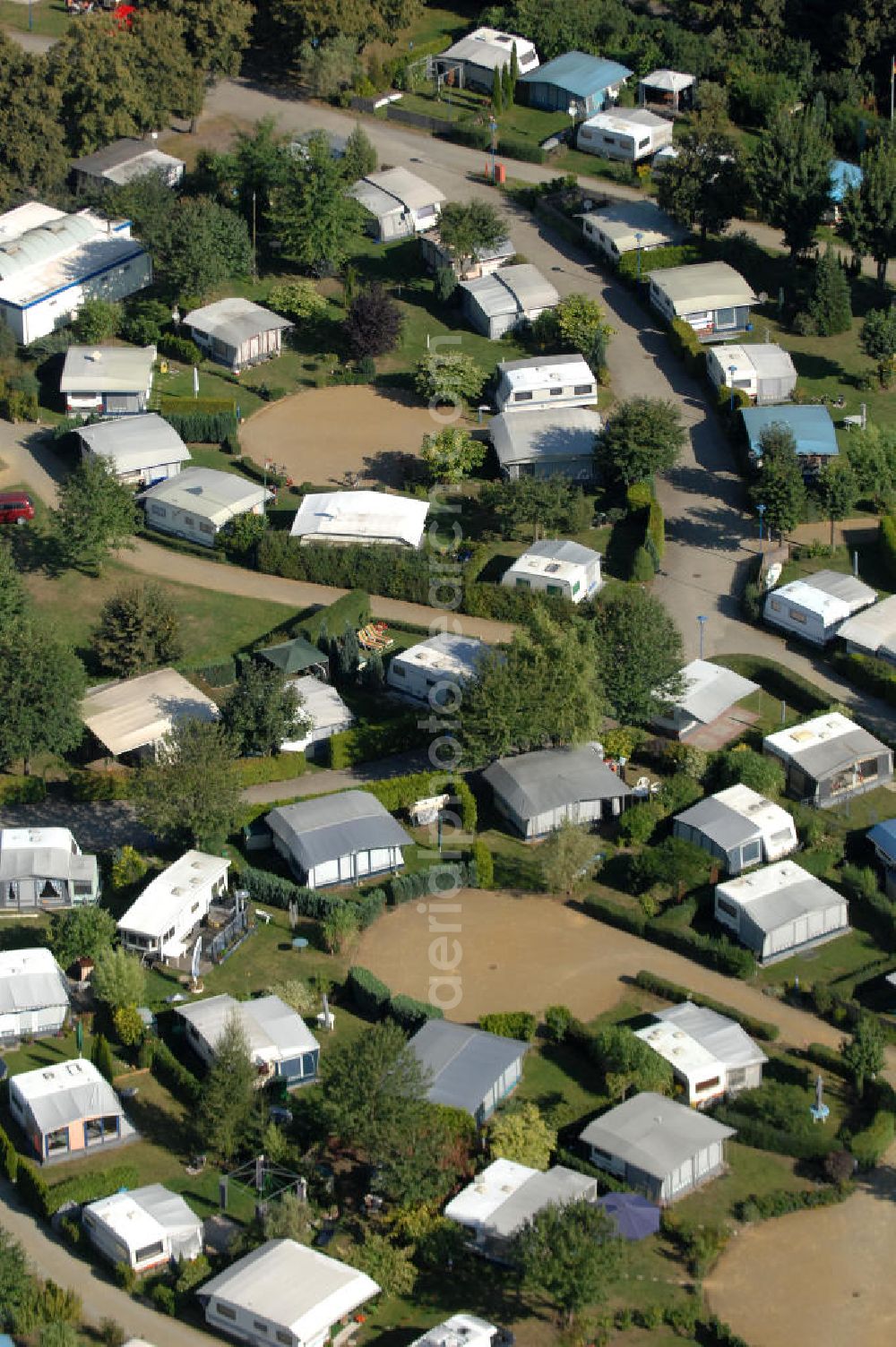 Senftenberg from above - Blick auf den Komfortcampingplatz Senftenberger See im Ortsteil Niemtsch von Senftenberg. Senftenberg liegt im Süden Brandenburgs in der Niederlausitz und ist die Kreisstadt im Landkreis Oberspreewald-Lausitz. Der Senftenberger See gehört zum Lausitzer Seenland und war bis Ende des 20. Jahrhunderts mit einer Fläche von 1300 Hektar der größte künstlich angelegte See Europas. Der Komfortcampingplatz liegt direkt am See und bietet neben einer parkähnlich gestalteten Anlage viele Wassersportaktivitäten und einen Segelhafen mit 120 Bootsliegeplätzen. Kontakt: Komfortcamping Senftenberger See, Tel. +49 035 736 615 43,