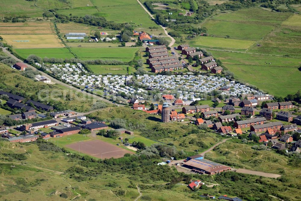 Aerial photograph Borkum - Camping with caravans along the course of the road Barbaraweg / Hindenburgstrasse with water tower and soccer field in Borkum in the state Lower Saxony