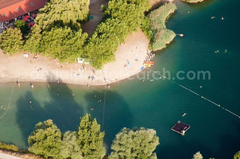 Aerial photograph Gambsheim - Camping with caravans and tents at a lake with beach in Gambsheim in Grand Est, France