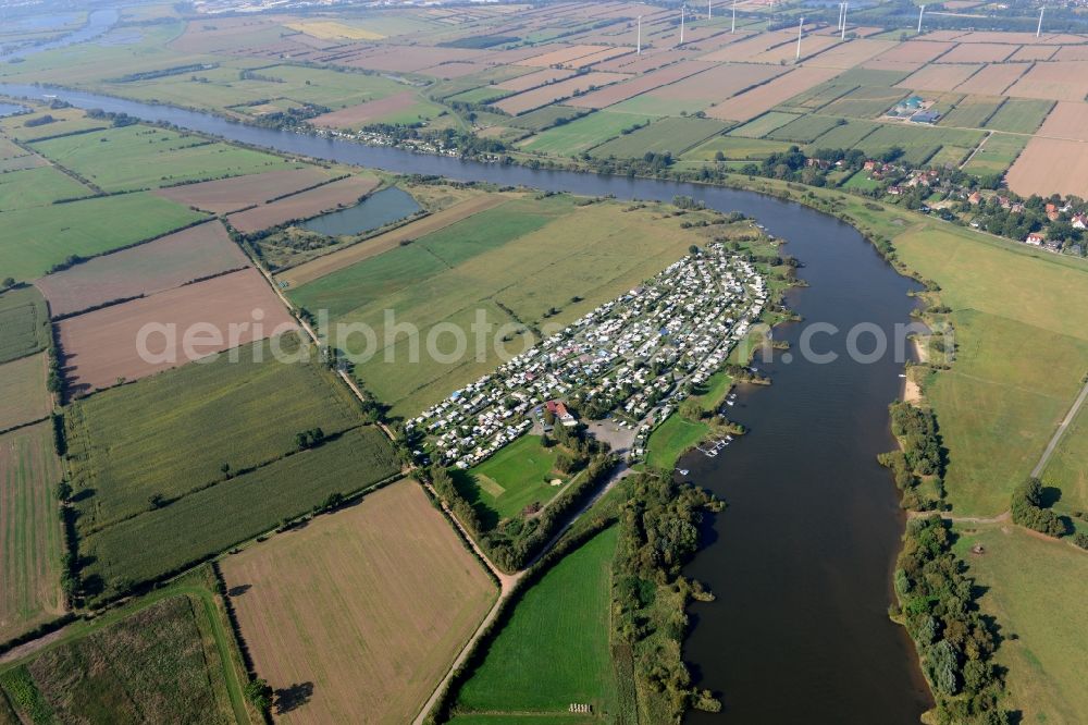 Bollerholz from above - Camping with caravans and tents in Bollerholz on the riverbank of the Weser in the state of Lower Saxony