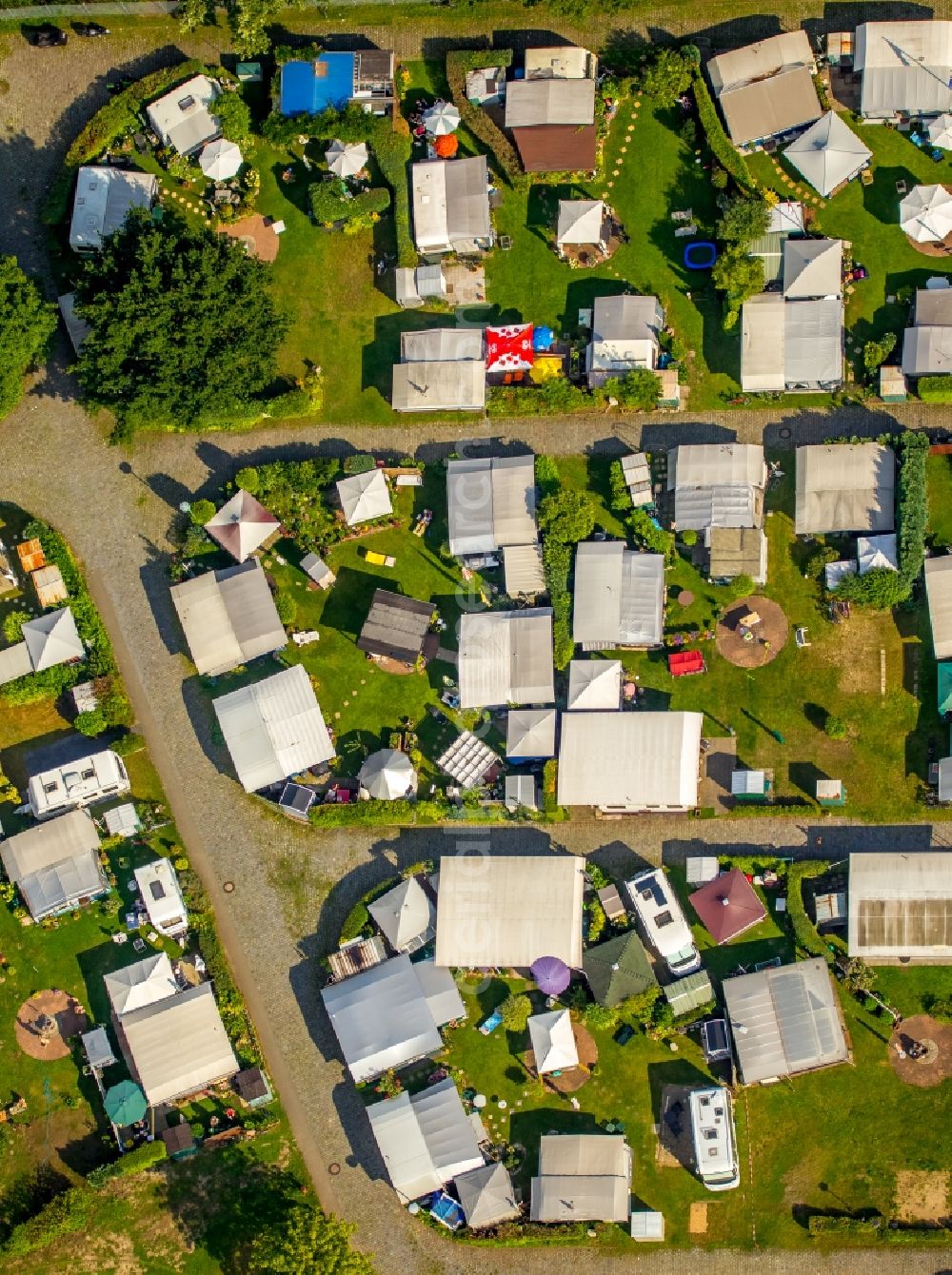 Aerial image Düsseldorf - Camping with caravans and tents on lake Unterbacher See in Duesseldorf in the state North Rhine-Westphalia