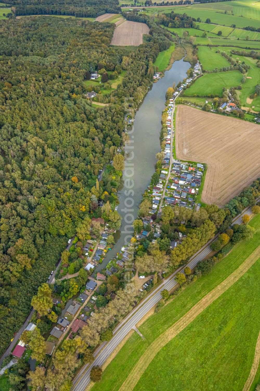 Aerial image Emmerich am Rhein - Camping with caravans and tents of Sprungmann franc GbR lake depth Wild in Emmerich am Rhein in North Rhine-Westphalia