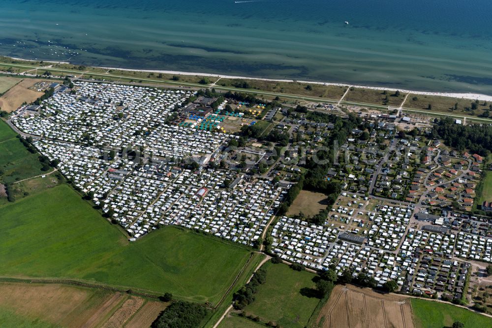 Grömitz from above - Camping with caravans and tents on street Stoertebekerweg in the district Lensterstrand in Groemitz in the state Schleswig-Holstein, Germany