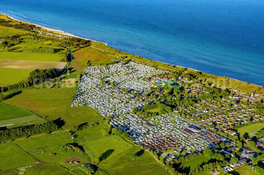 Aerial photograph Grömitz - Camping with caravans and tents on street Stoertebekerweg in the district Lensterstrand in Groemitz in the state Schleswig-Holstein, Germany