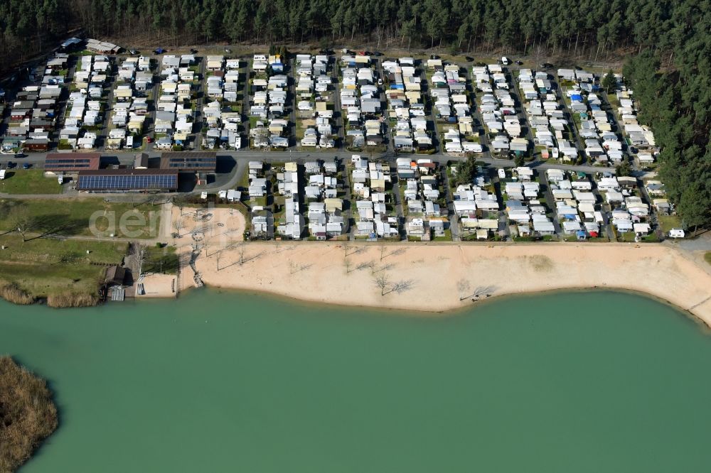 Karlstein am Main from the bird's eye view: Camping with caravans and tents on lake Grosswelzheimer Badesee in Karlstein am Main in the state Bavaria