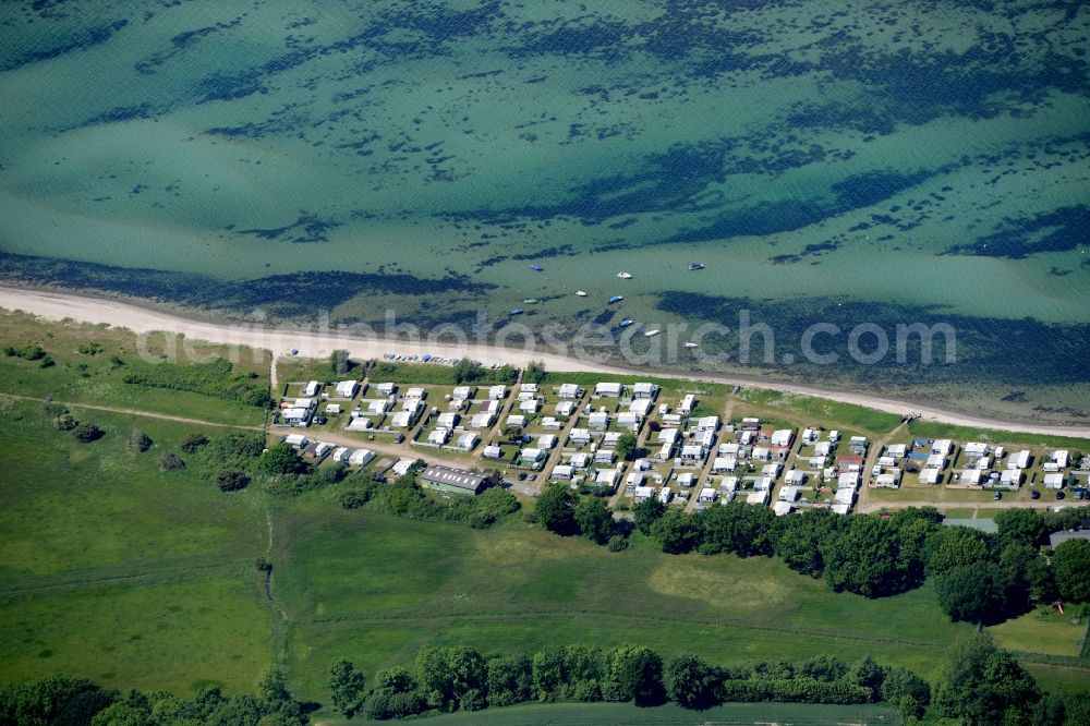 Aerial photograph Noer - Camping with caravans and tents at the beach Strand Lindhoeft alongside the shore area of the baltic sea in Noer in the state Schleswig-Holstein