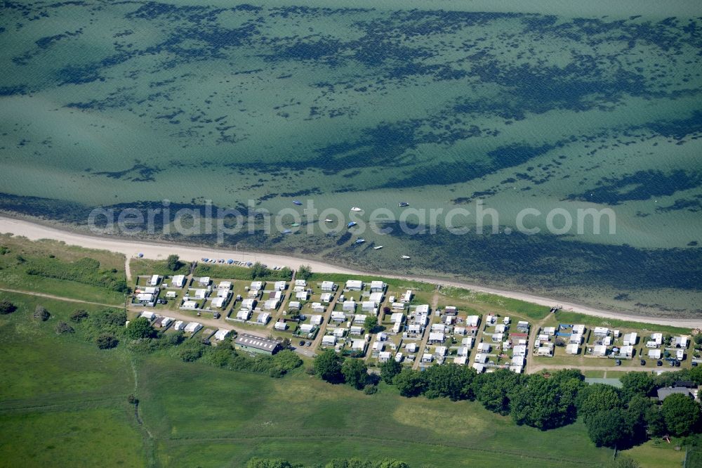 Noer from above - Camping with caravans and tents at the beach Strand Lindhoeft alongside the shore area of the baltic sea in Noer in the state Schleswig-Holstein