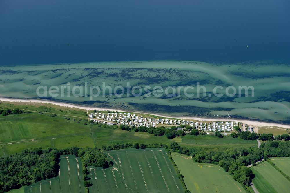 Noer from the bird's eye view: Camping with caravans and tents at the beach Strand Lindhoeft alongside the shore area of the baltic sea in Noer in the state Schleswig-Holstein