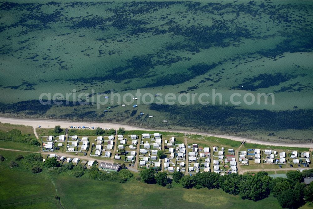 Aerial image Noer - Camping with caravans and tents at the beach Strand Lindhoeft alongside the shore area of the baltic sea in Noer in the state Schleswig-Holstein