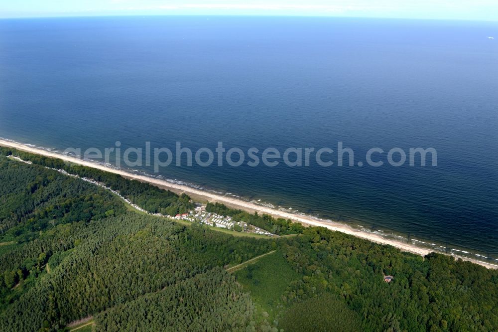 Ückeritz from the bird's eye view: Camping with caravans and tents in the district Koelpinsee in Ueckeritz in the state Mecklenburg - Western Pomerania